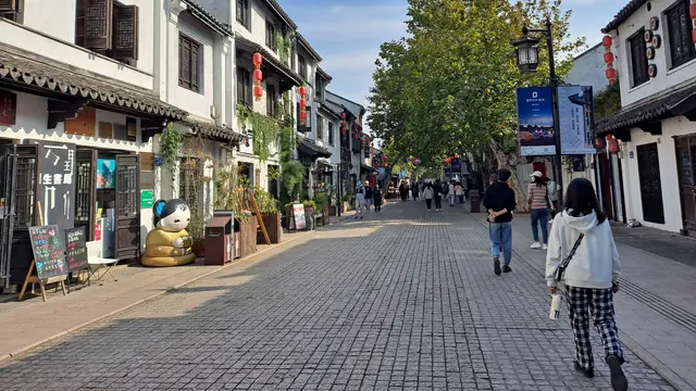 主题实拍 · 无锡南长街，行人沿石板路走进街巷