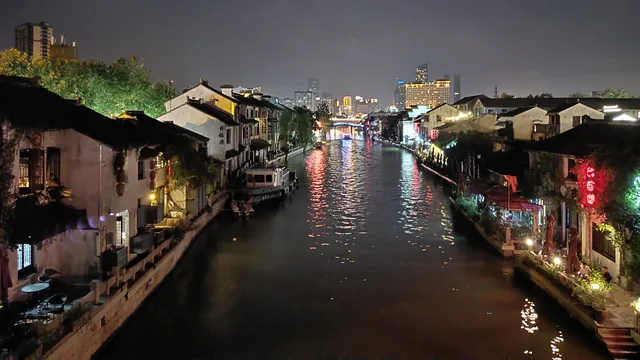主题实拍 · 无锡南长街古运河夜景，灯光沿水岸展开